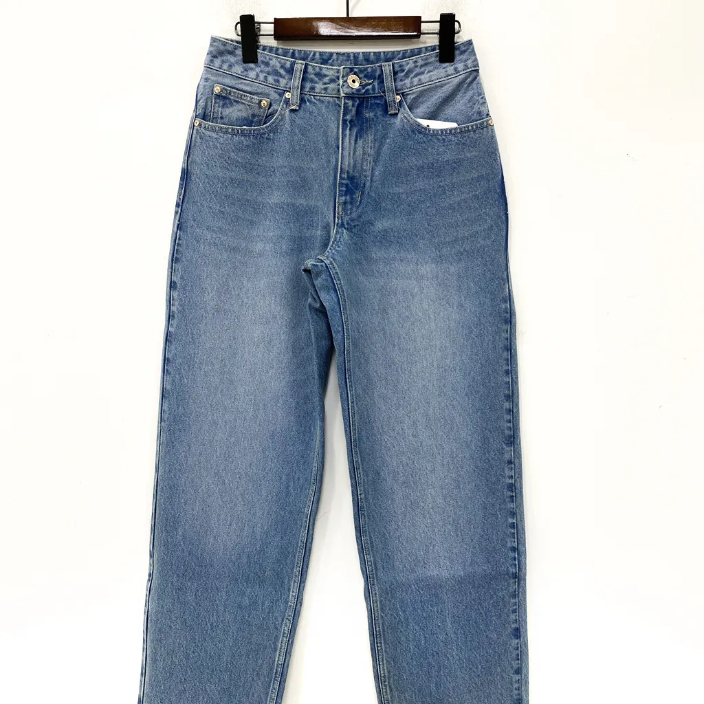 Pierna ancha Color azul medio con cinta en la cintura Costura de corte en la parte delantera y trasera Pantalones vaqueros de cintura alta para mujer Nuevo diseño de moda