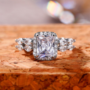 Anello con Cristallo Taglio Principessa per Donne, Elegante Accessorio Moda per Uso Quotidiano e Feste - Product Image 4
