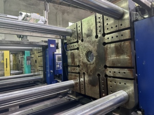 <span class=keywords><strong>Vendita</strong></span> calda 700 tonnellate orizzontale macchina per lo stampaggio ad iniezione usato condizione di plastica sedia Maker Core PLC pompa motore cuscinetto vite - Product Image 4