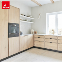 Meuble de cuisine scandinave moderne en chêne européen naturel, avec façade en plaque pleine, sans poignée, à joints apparents et tiroir à queue de cygne
