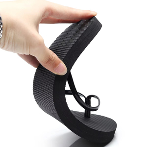 Nuevas llegadas, chanclas de diseño, zapatillas de playa para <span class=keywords><strong>mujer</strong></span>, sandalias de goma ajustadas de Pu de verano a la moda, zapatos planos de cuero, sandalias para <span class=keywords><strong>mujer</strong></span> - Product Image 2