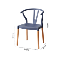 Chaise de salle à manger élégante en plastique avec dossier en Y et pieds en bois massif pour la maison et les restaurants