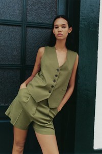 Nouveau style – Ensemble deux pièces tissé élégant avec gilet sans manches plissé à col en V et boutonnage simple, idéal pour les occasions décontractées, mariages et soirées. - Product Image 2