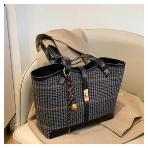 2025 nuevo Otoño Invierno Casual hombro bolsos de lujo bolso de mensajero de moda señoras bolso de mano para mujeres con colgante - Product Image 2