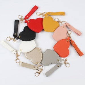 Espejo de Maquillaje Portátil Personalizado con Forma de Corazón Rojo en Relieve, de Cuero PU, con Llavero - Product Image 3