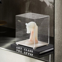 SAIDKOCC Boîte d'affichage en acrylique transparent avec base en marbre travertin Vitrine de protection anti-poussière pour gâteau de collection Dessert