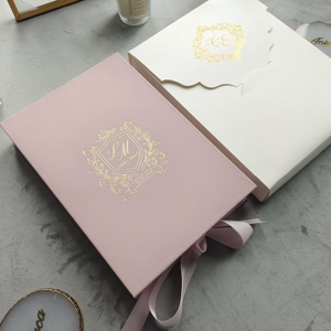 Boîte cadeau en velours <span class=keywords><strong>gris</strong></span> glamour avec ruban et enveloppe, monogramme personnalisé en feuille d'or pour les invitations de mariage et les cartes RSVP - Product Image 1