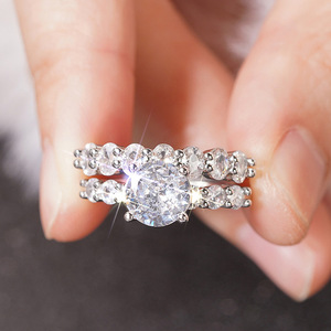 T0242 Anello di Fidanzamento Classico da Donna con Diamante Sintetico Taglio Brillante Rotondo e Pietre Laterali - Product Image 3