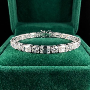 สร้อยข้อมือเพชรทรงกลมและมรกต - ทอง 9k, 14k, 18k - Product Image 1