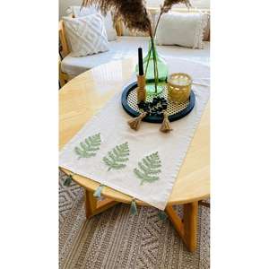 Camino de Mesa Bordado Buldan Suzane, Verde Primavera, Estilo Rústico Romántico, de Algodón Gasa para Hogar u Hotel, con Detalles Navideños - Product Image 1