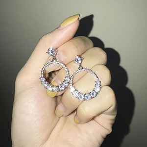 Eleganti orecchini con zirconi, stile europeo, rotondi, con strass, pendenti, per donna - Product Image 2