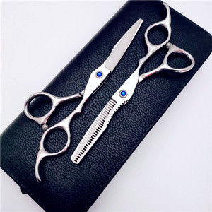 กรรไกรตัดผมใบมีดสีแดง 6 นิ้ว หัวตรง สแตนเลส 440C กรรไกรซอยผมมืออาชีพ สำหรับคนถนัดขวา - Product Image 2