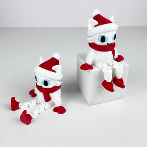 Statuetta di gatto natalizio da 10 cm in plastica con cappello e sciarpa per decorazioni natalizie - Product Image 2