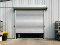 Porte à enroulement en aluminium disponible en commande en gros, design minimaliste, dimensions personnalisées pour les entrepreneurs et les supermarchés