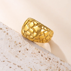 Anillo de acero inoxidable transfronterizo europeo y americano con diseño irregular y efecto craquelado - Product Image 3