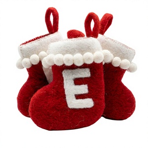 Meilleur chaussette de Noël artisanale traditionnelle en feutre de laine rouge de l'Himalaya, ornement avec pompon blanc et lettre E, décoration murale - Product Image 2