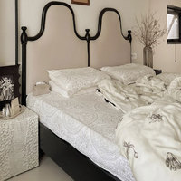 Lit double en bois de frêne massif traditionnel de l'ancienne Paris avec coussin en velours, lit de 1,8 m de la marque Choosy, modèle 2005 #