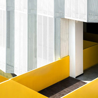Panneau en aluminium perforé, motif de trous extérieur, surface décorative architecturale, feuille moderne, élément de structure visuelle de bâtiment