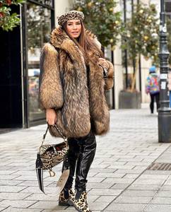 RXファーふわふわカスタムロング厚手ウォームビッグカラーフルペルトレディースアウターウェア本物のラクーンファー本物の毛皮コート女性服 - Product Image 2