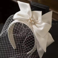 Bandeau en satin blanc élégant pour femmes, accessoire de mariage large avec voile rayé pour les fêtes décontractées et en plein air