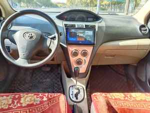 Affidabile Toyota Vitz/Yaris 1.3 GL-i Automatica del 2010, Ottima Economia di Carburante, Bassa Manutenzione per Pendolarismo Quotidiano - Product Image 4