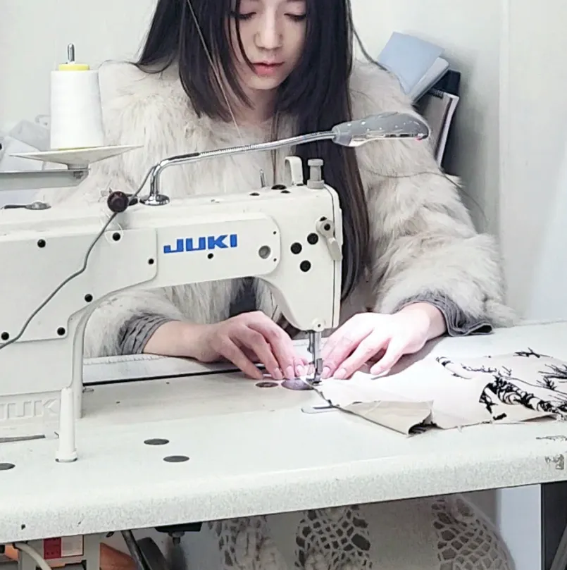 ผู้ผลิตเสื้อผ้าปรับแต่งการเย็บ ตัด พิมพ์ เย็บปักถักร้อย ประกบลูกไม้ ชุดราตรีสตรี ชุดเลื่อม
