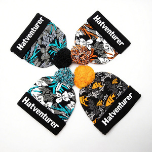 Berretto con Pompon in Acrilico Personalizzato con Logo Ricamato per Esterni, Caldo per Autunno e Inverno - Product Image 1