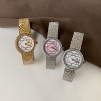 Montre quartz femme vintage texture feuille gaufrée matelassée, lunette cristal ronde, montre dorée