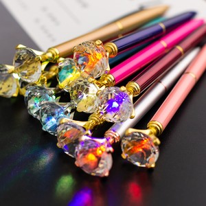 Stylos en métal avec diamant lumineux à LED Stylo à bille avec logo personnalisé Stylo en métal multicolore avec cristal de diamant - Product Image 5