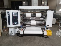 Machine de découpe et de rembobinage compacte pour la fabrication de rubans adhésifs et de rouleaux d'étiquettes de petite taille