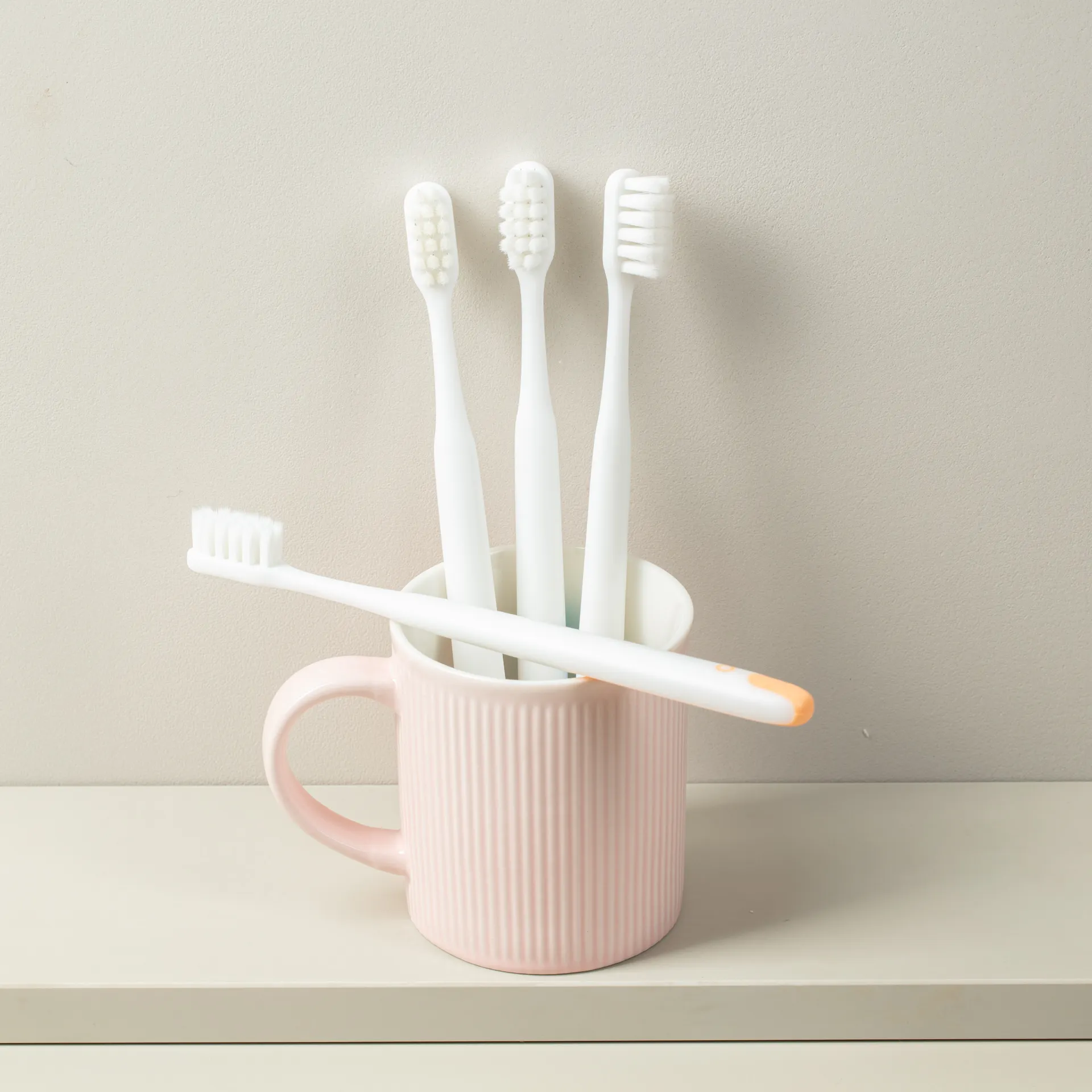 Grosir Oem disesuaikan Manual dewasa bulu lembut sikat gigi gusi perawatan pembersih gigi