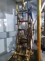 Reloj de Pulsera Esqueleto con Cadena de Fusión de 8 Días, Esfera con Fases Lunares y Calendario, Diseño de Ruedas de Viento en Forma de Cúpula Cúbica Estilo Viena, Chapado en Oro de 24K