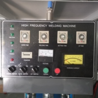 Machine de soudage plastique haute fréquence pour l'étanchéité des manteaux de pluie et bâches en PVC, TPU, EVA