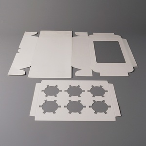 Boîte à cupcakes transparente avec 2, 4 ou 6 compartiments, en papier recyclable avec pelliculage mat, pour présentation de desserts ou service alimentaire - Product Image 4