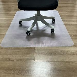 حصيرة كرسي شفافة قياسية من البولي فينيل كلوريد مقاومة للماء والزيت لحماية الأرضيات - Product Image 3