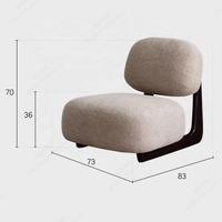 Fauteuil scandinave moderne de luxe avec revêtement en velours d'alpaga, structure en bois massif et dossier capitonné pour salon.