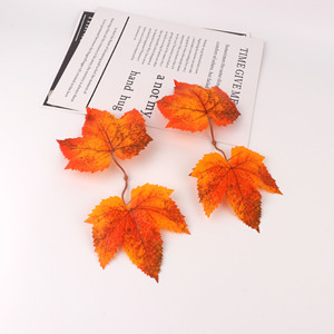Hoja de Arce Artificial Teñida con Color Otoñal, Hojas de Dos Puntas, Accesorios para Coronas de Tela, Regalos Empresariales para Bodas, Menos de 10 cm - Product Image 4