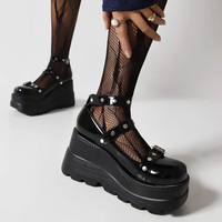 Sandales compensées à plateforme noires brillantes avec multiples boucles et accent cœur, chaussures punk à bout fermé pour femmes