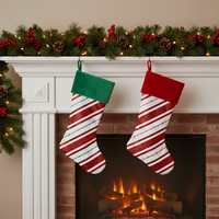 Chaussette de Noël moderne et tendance à rayures bonbons en peluche scintillante