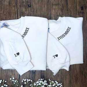 Números romanos Bordado 3D en el escote Sudadera de punto o Sudadera con capucha Insignia personalizada Regalos de San Valentín para él y para ella - Product Image 1