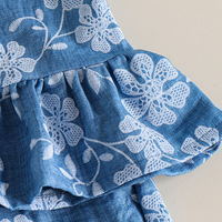 Ensemble de Vêtements pour Fille Été 2026 : Chemise sans Manches à Volants en Jean Bleu à Motifs Floraux + Short – Ensemble Doux 2 Pièces