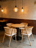 Table à manger en bois de style industriel rétro avec chaises en rotin tressé, mobilier de café bistro