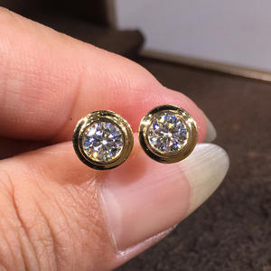 Orecchini a lobo classici in oro giallo con diamante rotondo taglio brillante incastonato a castone per l'uso quotidiano da donna E2500 - Product Image 3