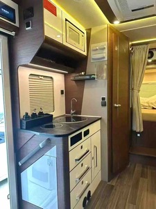 Camping-car avec transmission automatique, norme d'émission Euro VI, moteur diesel 3.0T, batterie embarquée de 10,5 kWh, panneau solaire de 600 W - Product Image 4