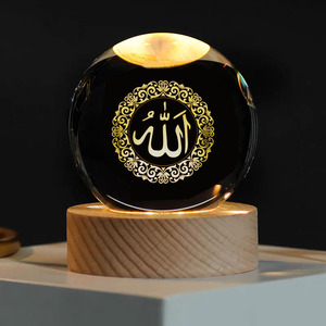 Vente en gros de boules de cristal gravées au laser islamiques, polies, 6 cm, 8 cm, boule de cristal illuminée, souvenir islamique avec base lumineuse LED - Product Image 5