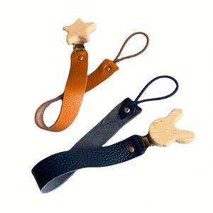 Clips Duraderos para Carriola, Manta de Cuero PU, Clip de Madera Orgánica con Nombre Personalizado, Porta Chupetes para Regalos de Bebé - Product Image 3