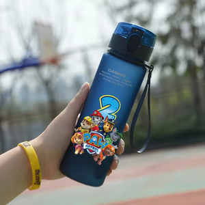 แก้วน้ำพลาสติกขนาด 560 มล. ลายสติทช์ อนิเมะ เกมส์ พิมพ์ลายแบบด้าน แก้วน้ำแบบมีฝาปิด ของขวัญ สีดำ น้ำเงิน เขียว แดง ขวดน้ำความจุขนาดใหญ่ - Product Image 1