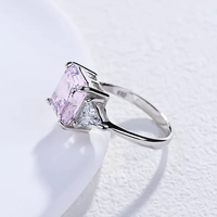 Bague personnalisée en argent sterling 925 avec trois pierres carrées en zircon cubique pour femme, bijoux exquis, pierres latérales en forme de trillon personnalisables