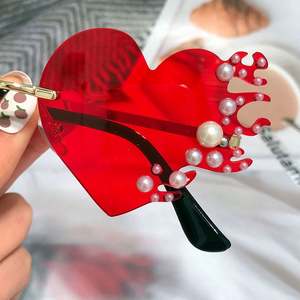 Gafas de Sol de Moda 2022, Elegantes y Modernas, de Aleación, con Forma de Ojo de Gato Rojo, con Perlas Blancas en Forma de Corazón, para Mujer - Product Image 3