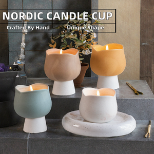 Pot à bougie en céramique blanc mat de style nordique, forme irrégulière avec motif floral pour la décoration de la maison - Product Image 2